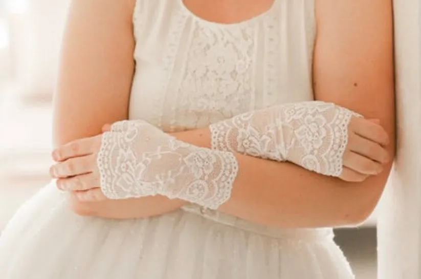 FINGERLESS LACE GLOVES